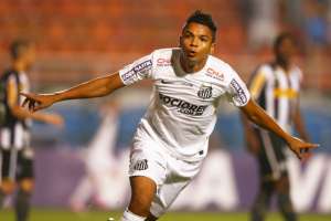 Braz comemora fase como 'zagueiro-artilheiro' e mira recorde de gols no Santos