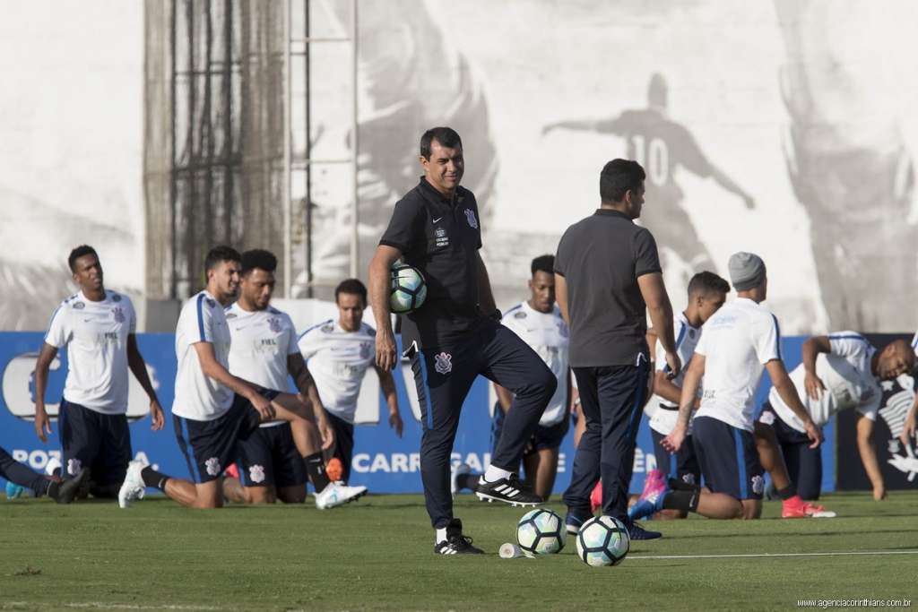 O técnico Fábio Carille teve que improvisar na defesa em treino realizado nesta quinta-feira