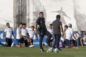 Bolha por chuteira nova tira Léo Santos e faz Carille improvisar no treino