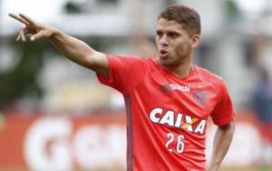 Sem espaço no Flamengo, Cuéllar pode ser emprestado ao Vitória