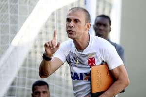 Milton Mendes confirma Vasco com entrada de Breno na zaga
