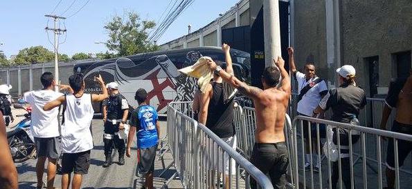 Ônibus do Vasco chegou a São Januário sem jogadores e comissão técnica, que antes vieram de táxis