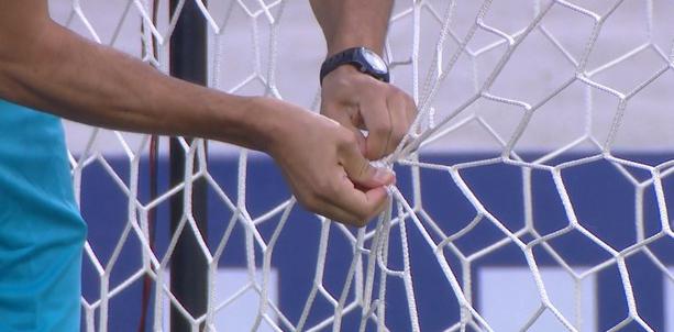 Rede consertada após o gol do Flamengo que passou direto, em lance bem claro