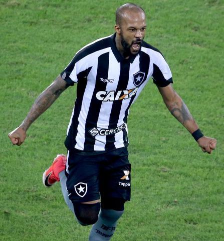 Bruno Silva, com efeito suspensivo, fez um golaço por cobertura
