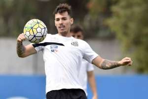 Com dores, Zeca preocupa o Santos e pode voltar a ser desfalque