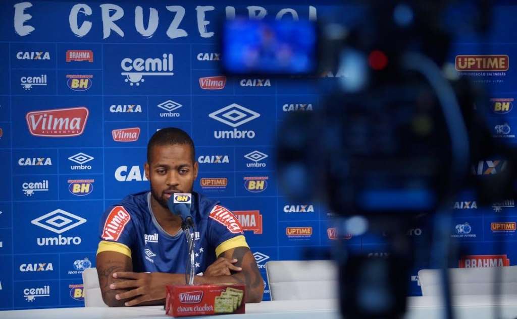 Dedé foi substituído por causa de dores no joelho esquerdo
