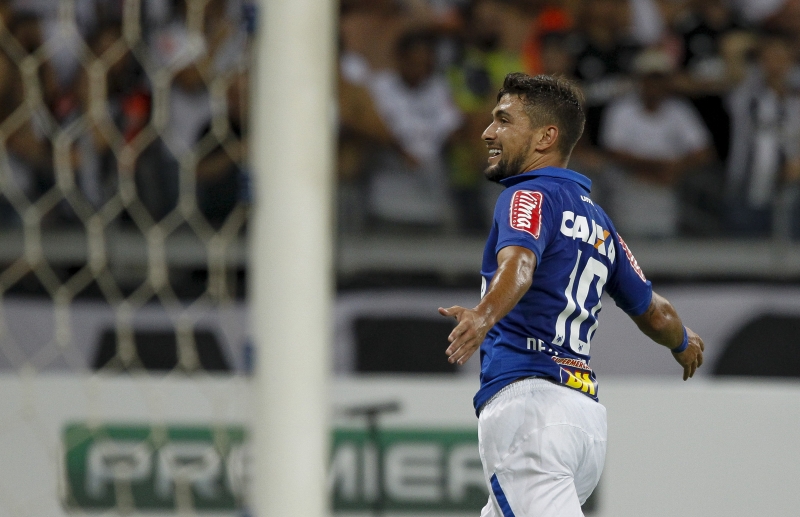 Cruzeiro confirma Arrascaeta fora por dois meses após torção no joelho contra Santos