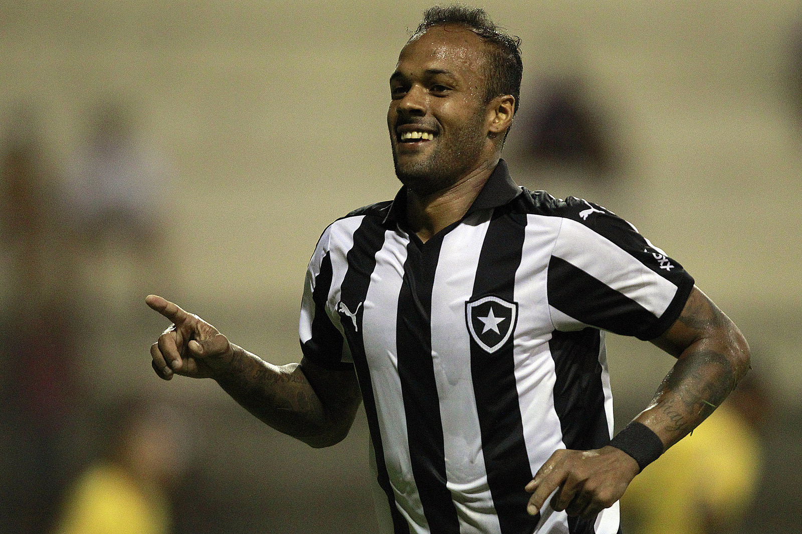 Bruno Silva comemora boa fase no Botafogo e descarta mudar estilo de jogo