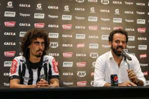 Irreverente, Valdivia é apresentado no Atlético-MG e avisa: 'Sou craque'