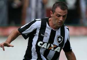 Afastado por lesão, Montillo diz que vai devolver salários ao Botafogo
