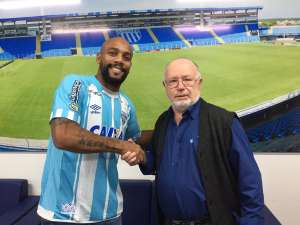 Avaí anuncia contratação do veterano lateral-direito Maicon, ex-Roma e seleção brasileira