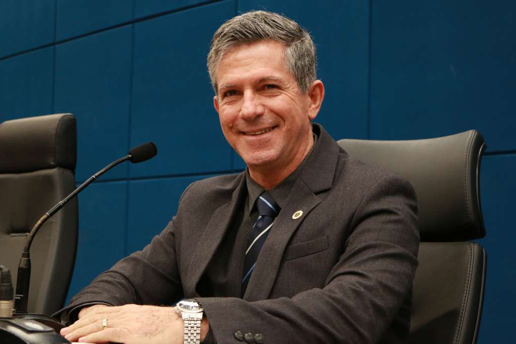 O vereador Paulo Haddad concede o “Diploma de Mérito Jornalístico Bráulio Mendes Nogueira” ao jornalista esportivo, Caio Maciel - Facebook/Reprodução