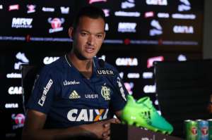 Flamengo fecha treino, mas Réver indica Diego e Everton para clássico