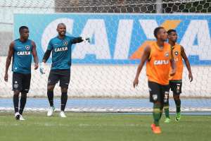 Jefferson participa de jogo-treino do Botafogo e fica mais perto de voltar