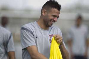 Corinthians confirma interesse e se aproxima de velho conhecido para a zaga