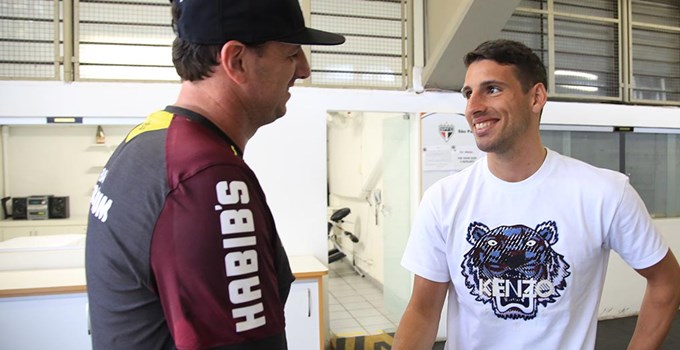 O atacante Jonathan Calleri conversa com o técnico Rogério Ceni durante visita ao São Paulo