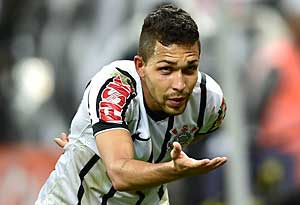Sem Thiago Mendes, São Paulo monitora situação de ex-volante do Corinthians