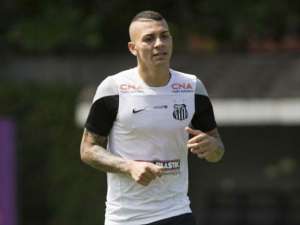 Alison é relacionado pela primeira vez no Santos desde retorno de empréstimo