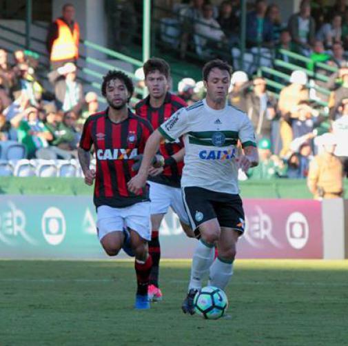 o Coritiba conseguiu um gol de cabeça na segunda etapa para garantir a vitória por 1 a 0 sobre o Atlético-PR