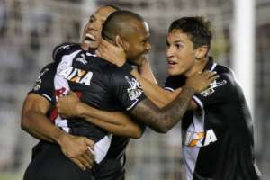 Após duas vitórias seguidas, Vasco tenta segurar Grêmio no Sul e manter embalo