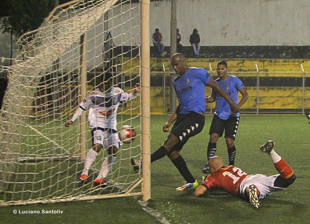 Jogando no Baetão, mas com mando do Diadema, o São Bernardo venceu por 3 a 0 e chegou aos 22 pontos