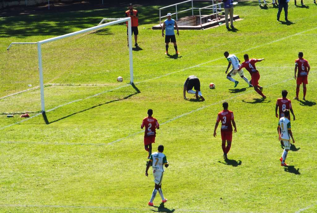 Joãozinho aproveita rebote para virar a partida pela nona rodada da Segundona Paulista - Foto: Tiago Pavini/XV de Jaú