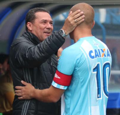Luxemburgo cumprimentou Marquinho, capitão do Avai. Foto: Oficial Avai 