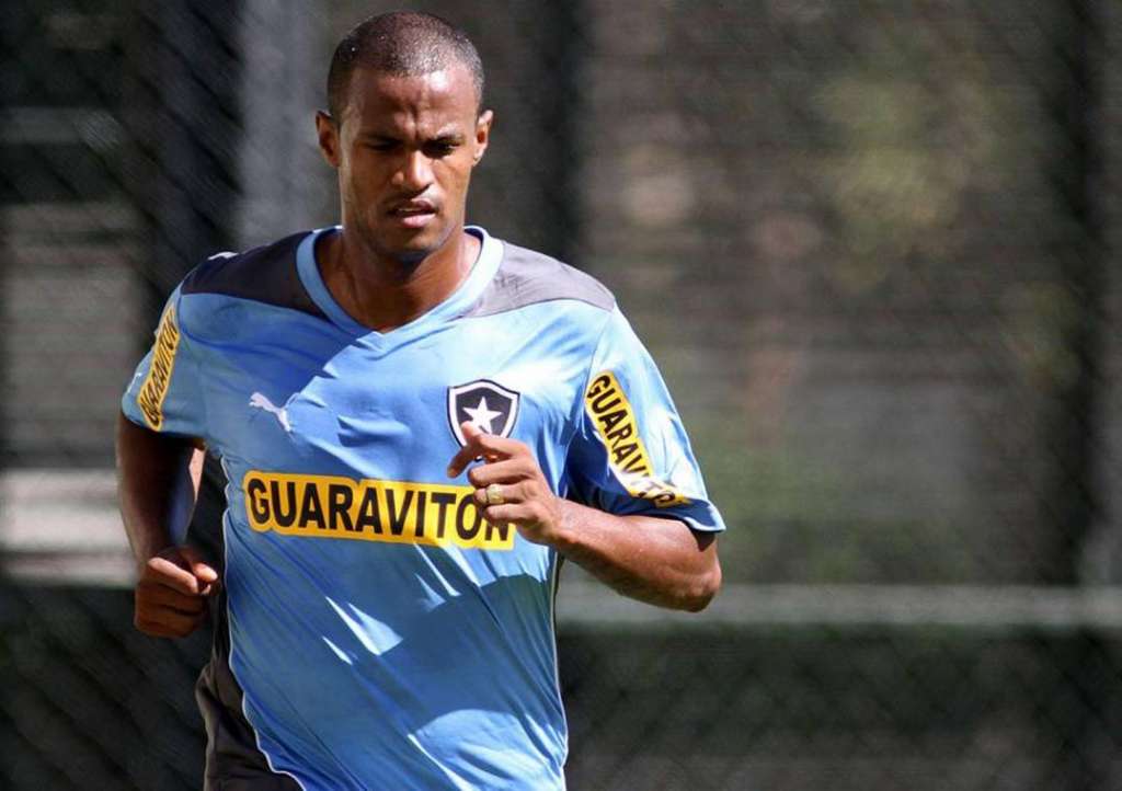 Airton, foi operado na noite deste domingo e o clube confirmou que o jogador tem alta do hospital onde foi internado, na zona sul do Rio de Janeiro, prevista para ocorrer no fim da tarde desta segunda-feira