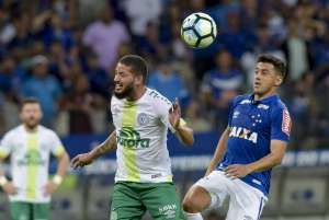 Após reconstrução, Chapecoense lídera Brasileirão ao lado de Corinthians