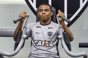 Poupado no domingo, Elias fica fora de treino do Atlético-MG