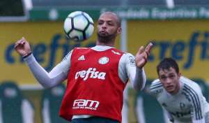 Sob chuva, Felipe Melo treina entre os reservas no Palmeiras