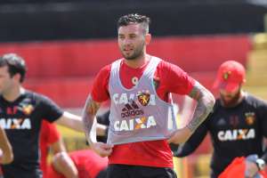 Mena, lateral do Sport, é parado em blitz por dirigir alcoolizado