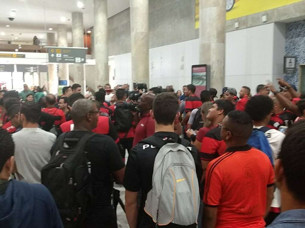 Éverton Ribeiro é recebido com festa pela torcida do Flamengo
