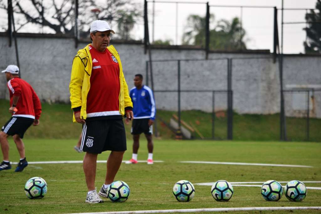 O técnico Gilson Kleina deve fazer mudanças na Ponte Preta para duelo em Goiânia
