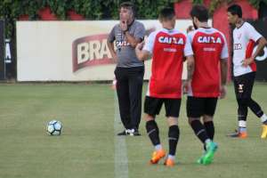 Novo técnico, Gallo prefere observar antes de assumir comando dos treinos no Vitória