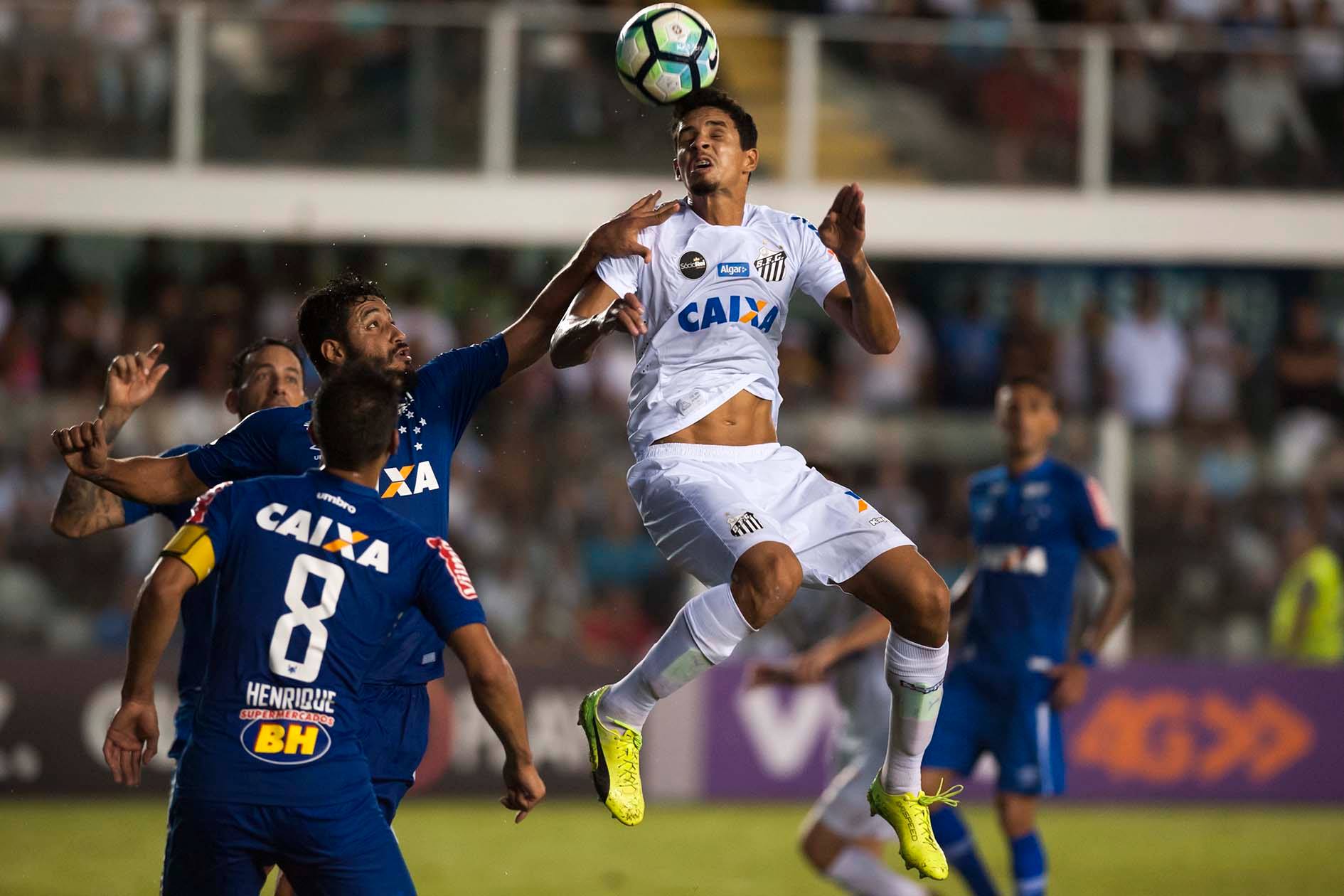 Gilson destaca força do Santos e pede atenção ao Botafogo no Pacaembu
