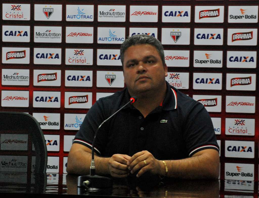 O diretor de futebol Adson Batista espera fechar com o novo treinador até quinta-feira