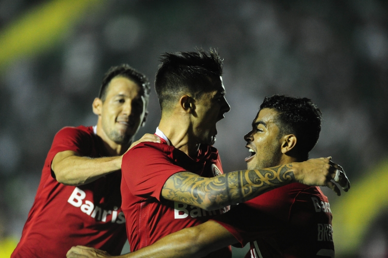 O zagueiro Victor Cuesta comemora o primeiro gol do Internacional no Scarpelli