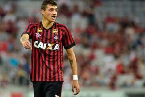 Ponte Preta dá 'chapéu' no Náutico e pode ficar com Bruno Mota, do Atlético-PR