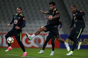 De olho na Copa da Rússia, Tite faz experiências na seleção