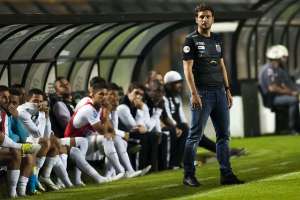 Elano celebra vitória em 'estreia' no Santos: 'Não podia perder'