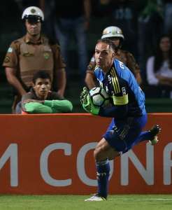 Fernando Prass nega falha em gol do Coritiba e é defendido por Cuca