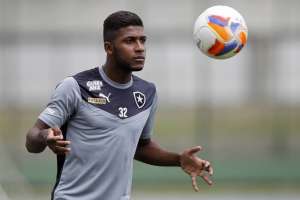 Por Luciano, Botafogo pode ceder zagueiro ao Corinthians