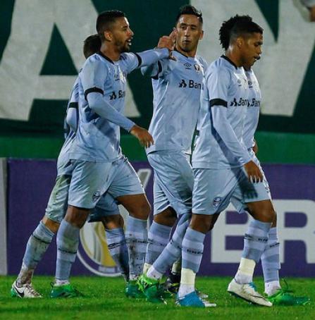 Volante Michel marcou dois gols, um deles 'sem querer'