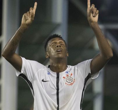 Jô continua marcando gols importantes pelo Corinthians