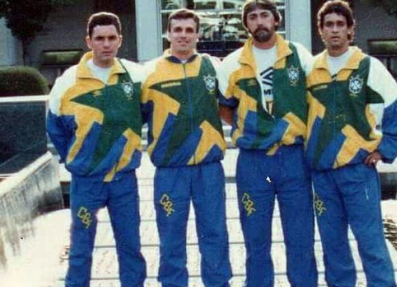 Dema (o segundo da esquerda para a direita) ao lado dos companheiros de comissão técnica na Seleção Brasileira em 94 - Divulgação