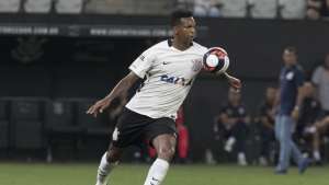Após 'jogo doido', Jô coloca o Corinthians na briga pelo Brasileiro