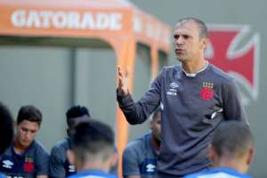Ex-Palmeiras sofre grave lesão e técnico do Vasco se emociona: 'Todos sentimos muito'