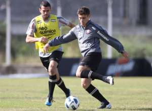 Carille elogia, mas vê Castán longe do Corinthians: 'Está feliz na Europa'