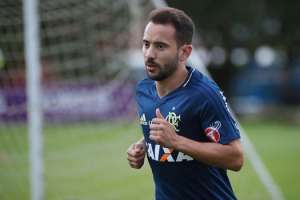 Primeiro treino de Éverton Ribeiro no Flamengo é marcado por protestos da torcida